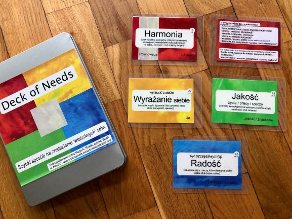 Deck of Needs – zestaw 56.kart potrzeb (laminowane) w filcowym etui 4 KROKI